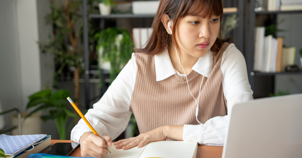 英会話を練習する初心者の笑顔あふれる様子